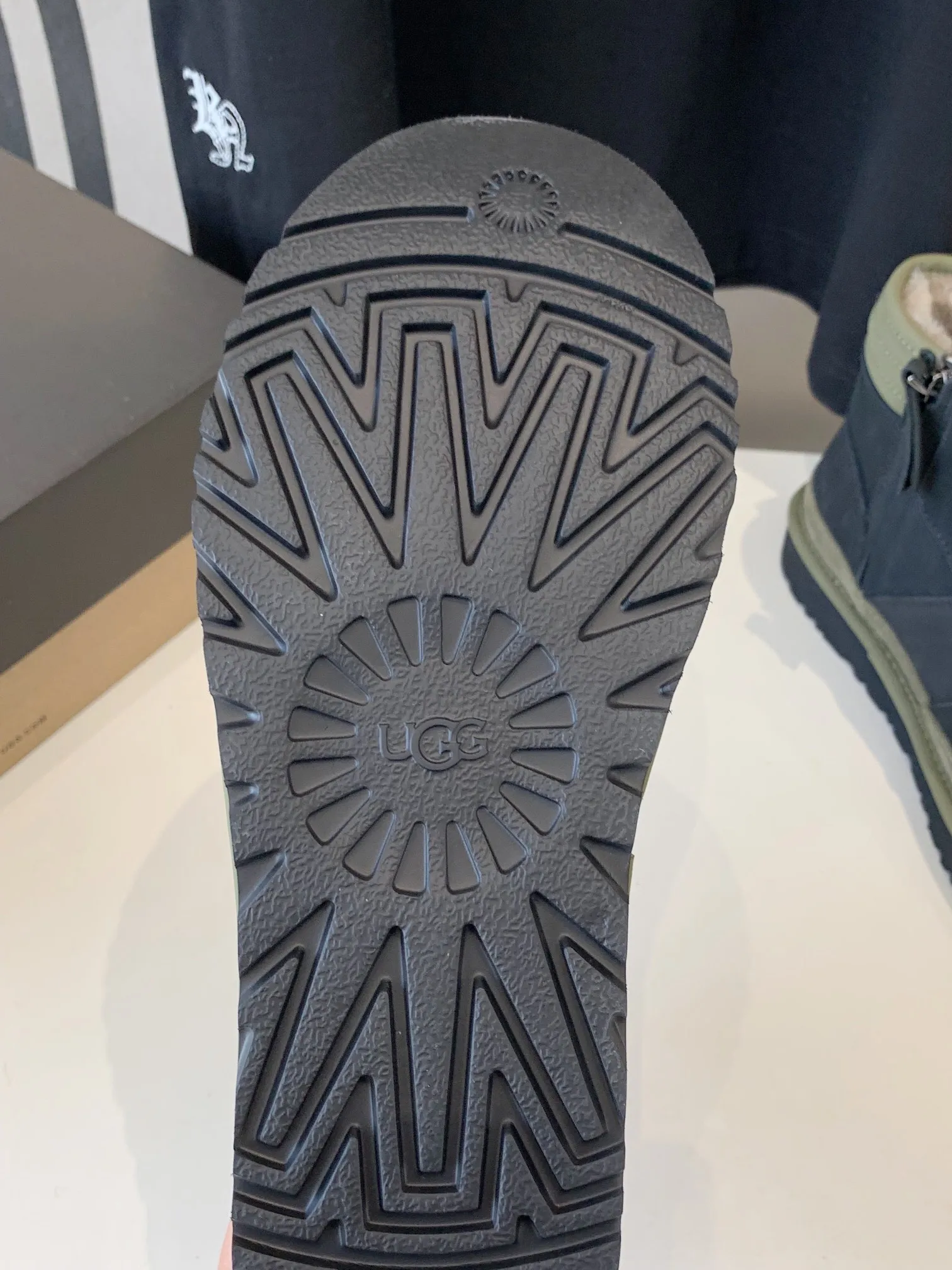 [UGG] P: 660💰 Men's model. Size: 39-44 𝐔gg 1122170 Side zipper Highlander men's shoes. Men's sheepskin lining imported from Australia. Sole. Light wing technology outsole. The upper foot is very comfortable. Men's snow boots are OK for husband and dad. High-end atmosphere. Three colors: chestnut, dark brown, olive green.
